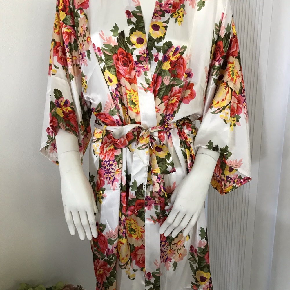 Beautiful ladies floral bathrobe - Picture 2 of 7